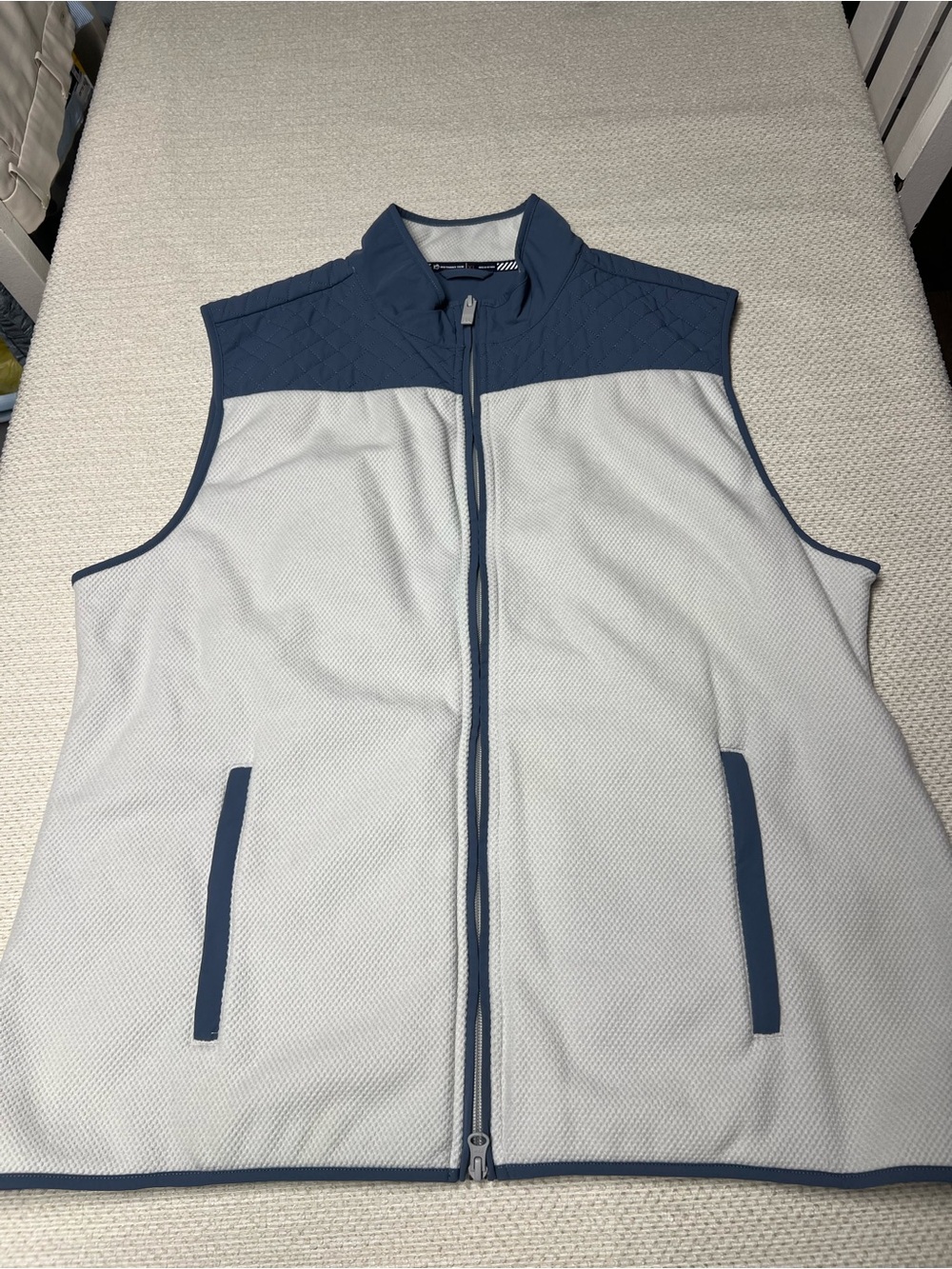 Southern Tide Men's Hucksley Vest in a White and blue contrast XL